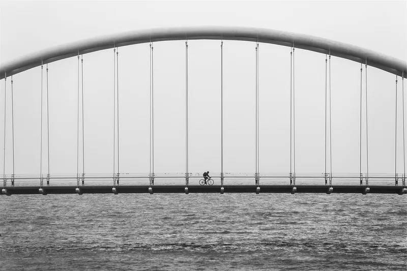Radfahrer auf der Brücke